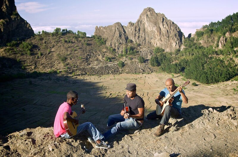Die Songs der Band Cordas do Sol erzählen die Geschichten der ehemaligen Sklaveninsel Kapverden. – Bild: ZDF /​ © Jan Kerhart