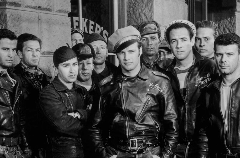 Johnny (Marlon Brando, 7.v.l. mit Schirmmütze) und seine Motorradgang, der Black Rebels Motorcycle Club – Bild: arte