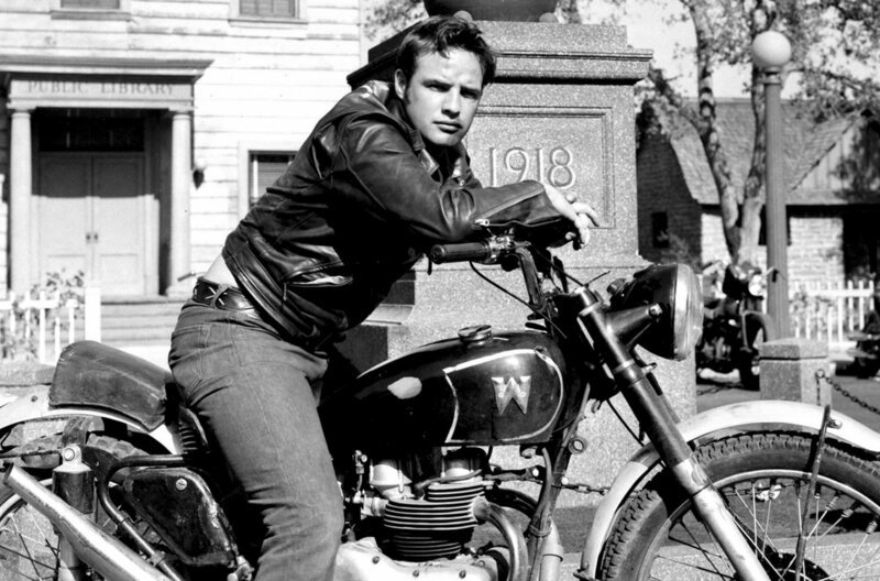 Johnny (Marlon Brando) und seine Motorradgang mischen die friedliche Kleinstadt Wrightsville auf. – Bild: arte Johnny (Marlon Brando) und seine Motorradgang mischen die friedliche Kleinstadt Wrightsville auf. – Bild: arte