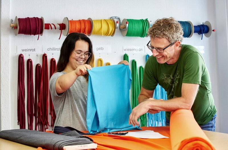 WASNI-Gründer Daniel Kowalewski mit Modedesignerin und Maßschneiderin Nadine Feist. – Bild: SWR/Thomas Brenner WASNI-Gründer Daniel Kowalewski mit Modedesignerin und Maßschneiderin Nadine Feist. – Bild: SWR/Thomas Brenner
