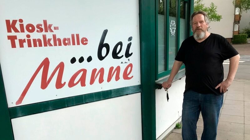 Manfred „Manne“ Schütt – seit 37 Jahren Kioskbetreiber. (Weitere Bilder auf Anfrage) – Bild: NDR/​Frank Baebenroth