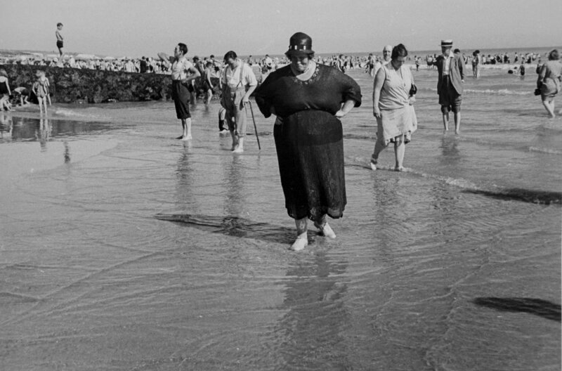 Aufnahme einer Reportage Freunds aus Brighton, 1935 – Bild: Archives Gisèle Freund/​IMEC/​Fonds MMC /​ Aufnahme einer Reportage Freunds aus Brighton, 1935