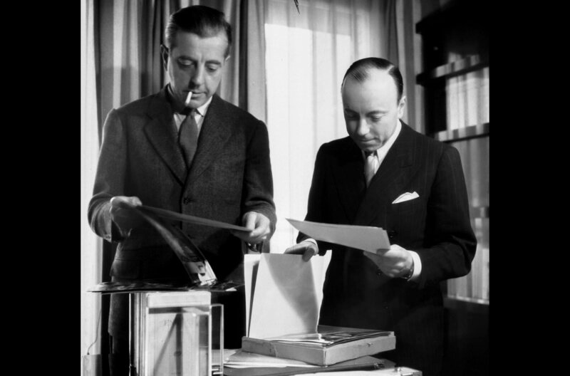 Der französische Autor Jacques Prévert (li.) mit Marcel Carné (re.) im Januar 1945 bei der gemeinsamen Arbeit an dem Film “Kinder des Olymp“ – Bild: arte