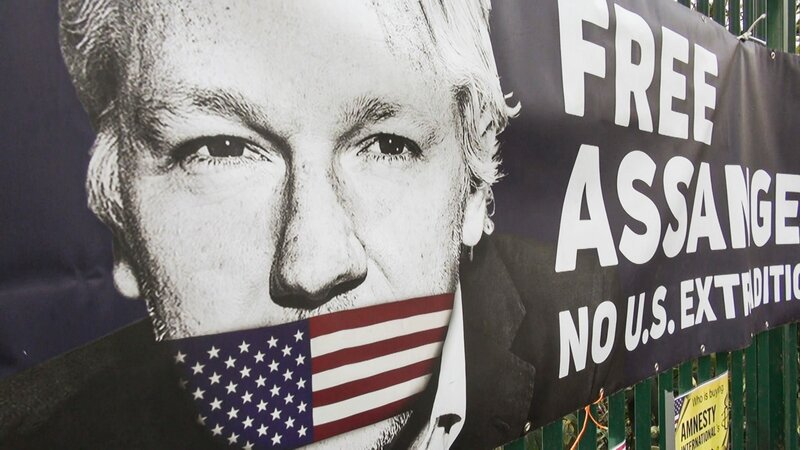 Unterstützer fordern die Freilassung von Julian Assange. Der Gründer von WikiLeaks taucht sieben Jahre lang in der Ecuadorianischen Botschaft in London unter. Ihm droht die Auslieferung in die USA. – Bild: ZDF und Nicolas Vescovacci.