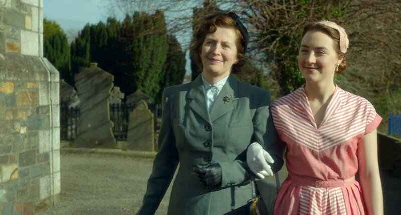  Mary (Jane Brennan, l.) und Saoirse Ronan (Eilis Lacey) – Bild: 4+