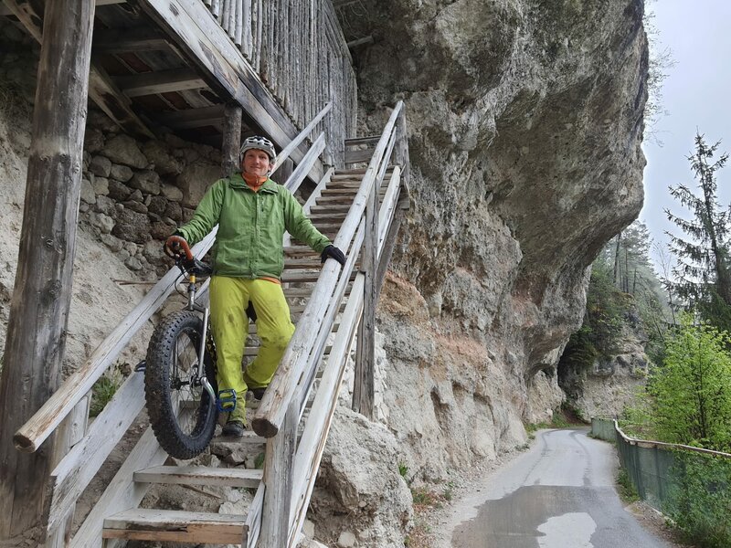 Der Einradkünstler David Weichenberger macht vor keiner Treppe halt. – Bild: ORF/​BFILM