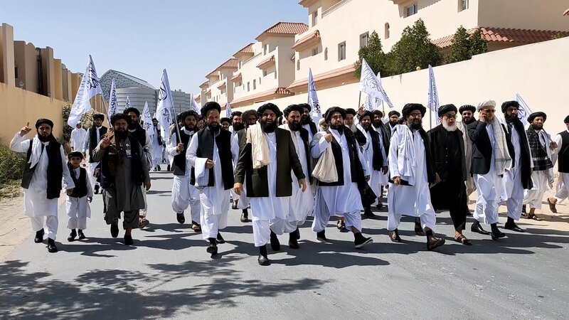 Doha im Februar 2020: Taliban-Führer auf dem Weg zur Unterzeichnung des Abkommens mit den USA. Im Tausch gegen den Truppenabzug wollen sie weiter über Frieden verhandeln. – Bild: ZDF und Gala Film.