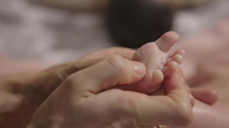 Auch Monate nach der Geburt wirken sich liebevolle, sanfte Berührungen vorteilhaft auf die Entwicklung eines Kindes aus. – Bild: ORF/​BROADVIEW TV/​Björn Schneider