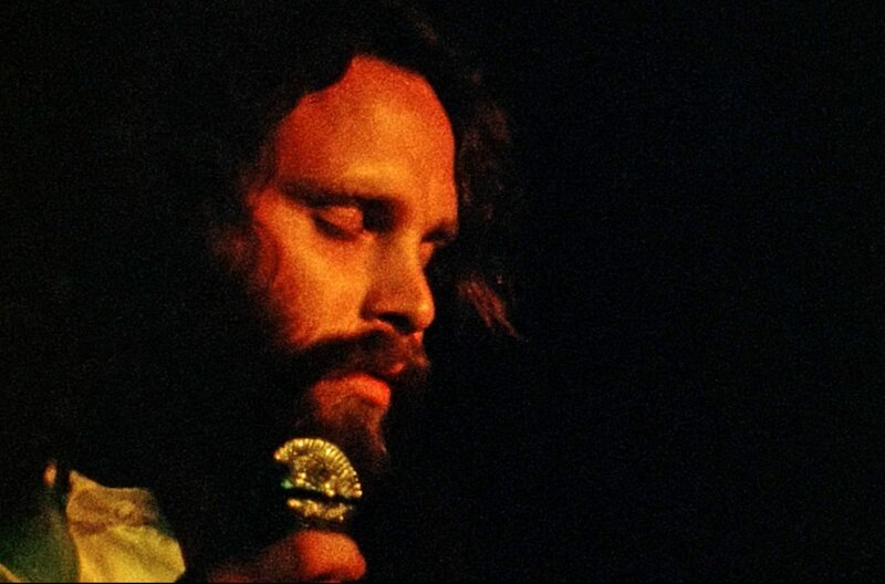 Jim Morrison und seine Bandkollegen betraten die Bühne um zwei Uhr morgens. Sie zeigten den Fans, dass sie immer noch die Magie besaßen, die sie während des „Summer of Love“ an die Spitze katapultiert hatte. – Bild: arte
