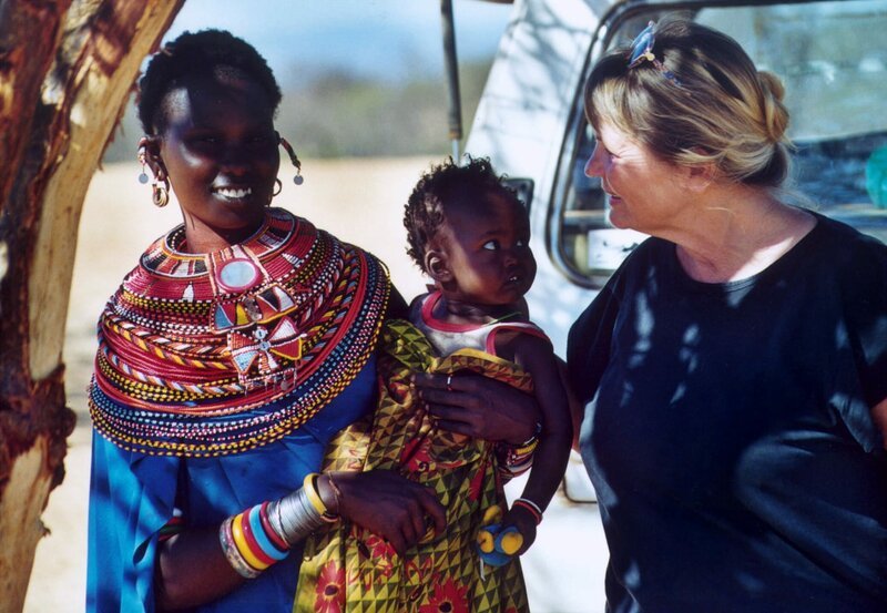 Verena Nebelsiek – Tonfrau und Cutterin – mit Samburu-Mutter und Kind. – Bild: Credit: BR/NDR/Nebelsiek Filmproduktion , Source: NDR-Pressestelle, Verena Nebelsiek – Tonfrau und Cutterin – mit Samburu-Mutter und Kind. – Bild: Credit: BR/NDR/Nebelsiek Filmproduktion , Source: NDR-Pressestelle,
