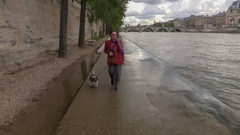 Leslie Caron spaziert an der Seine entlang. – Bild: ORF/​Matter of Fact Media