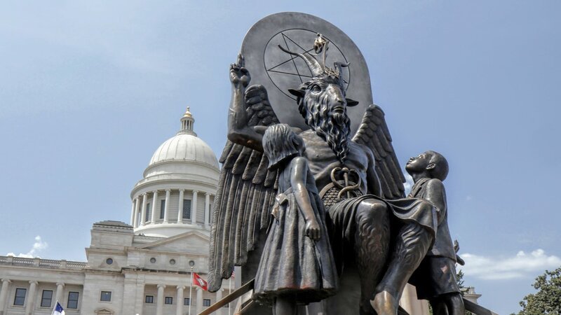 Baphomet vor dem State Capitol: Dieses Symbol haben die Satanisten für sich vereinnahmt. – Bild: ZDF und © Naiti Gámez.