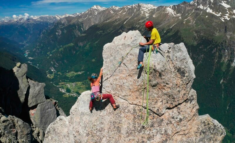 Kletterroute an der Fiamma mit Aussicht auf das Bergell. – Bild: SWR/​Stefano Ferrara