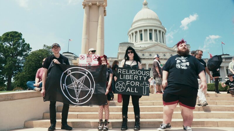 „Satanic Temple“-Aktivisten demonstrieren für Religionsfreiheit und soziale Gerechtigkeit. – Bild: ZDF und © Naiti Gámez./​© Naiti Gámez