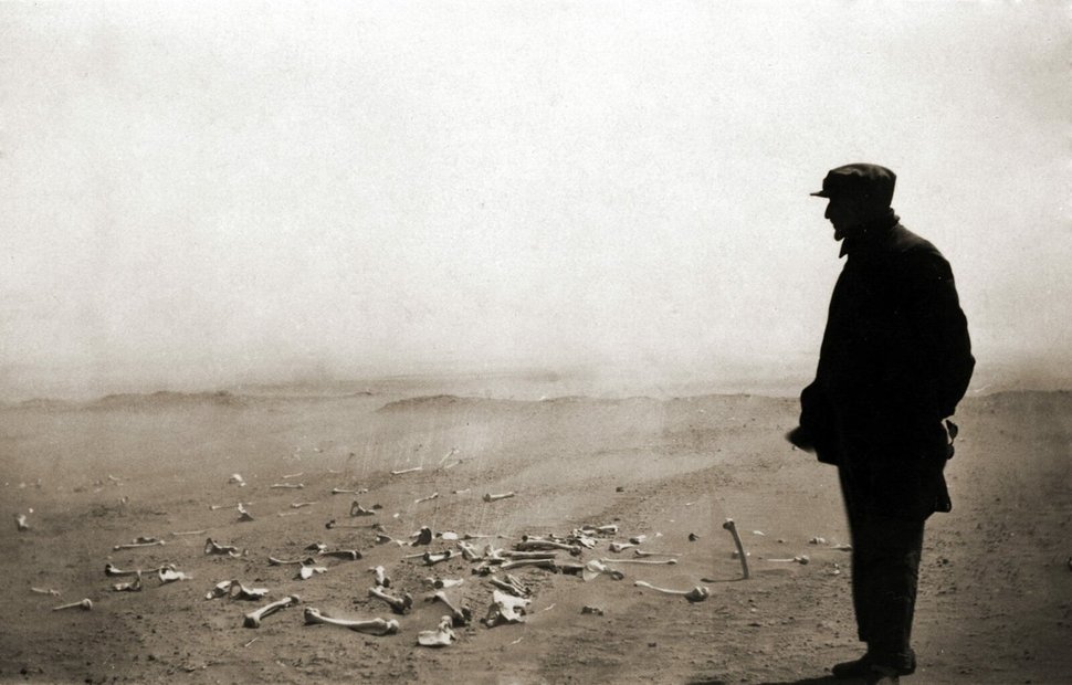 Ein alter Mann steht in der Wüste vor Knochen im Sand. – Bild: NDR/Lepsius Archiv Ein alter Mann steht in der Wüste vor Knochen im Sand. – Bild: NDR/Lepsius Archiv