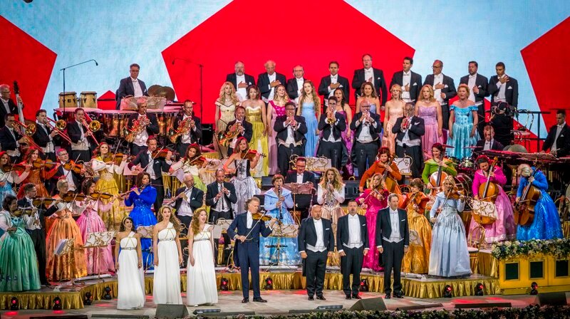 NDR Fernsehen DIE GROSSE ANDRÉ RIEU GALA – 15 JAHRE MAASTRICHT KONZERTE, am Mittwoch (23.12.20) um 22:00 Uhr. Zum großen Finale kommen in Maastricht noch einmal alle Künstler auf die Bühne. © NDR/André Rieu Productions/Marcel van Hoorn, honorarfrei – Verwendung gemäß der AGB im engen inhaltlichen, redaktionellen Zusammenhang mit genannter NDR-Sendung bei Nennung „Bild: NDR/André Rieu Productions/Marcel van Hoorn“ (S2). NDR Presse und Information/Fotoredaktion, Tel: 040/4156–2306 oder -2305, pressefoto@ndr.de – Bild: rbb/NDR/André Rieu Productions/Marcel van Hoorn NDR Fernsehen DIE GROSSE ANDRÉ RIEU GALA – 15 JAHRE MAASTRICHT KONZERTE, am Mittwoch (23.12.20) um 22:00 Uhr. Zum großen Finale kommen in Maastricht noch einmal alle Künstler auf die Bühne. © NDR/André Rieu Productions/Marcel van Hoorn, honorarfrei – Verwendung gemäß der AGB im engen inhaltlichen, redaktionellen Zusammenhang mit genannter NDR-Sendung bei Nennung „Bild: NDR/André Rieu Productions/Marcel van Hoorn“ (S2). NDR Presse und Information/Fotoredaktion, Tel: 040/4156–2306 oder -2305, pressefoto@ndr.de – Bild: rbb/NDR/André Rieu Productions/Marcel van Hoorn