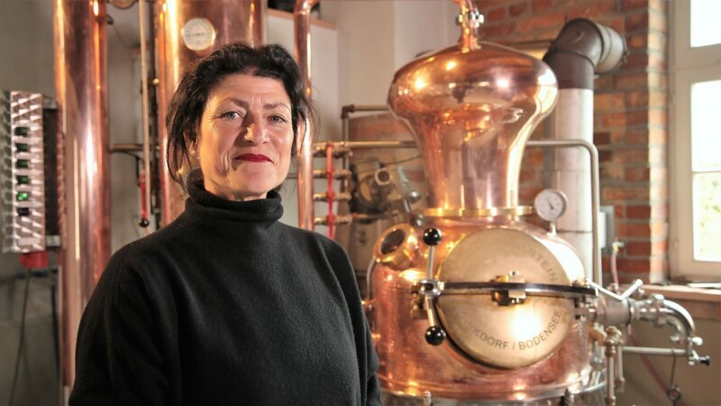Ihr Gin trägt ihren Namen: Iris Krader ist eine der wenigen Brennerinnen im Schwarzwald. – Bild: ZDF und Ralph Zeilinger.