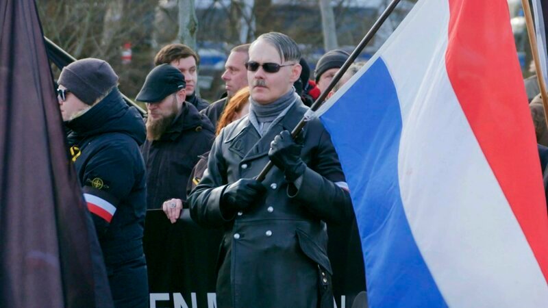 Demonstration der Rechten in Dresden – ihre Hassbotschaften können zu Gewalttaten anstiften. – Bild: phoenix/​MDR/​Flemming Postproduktion