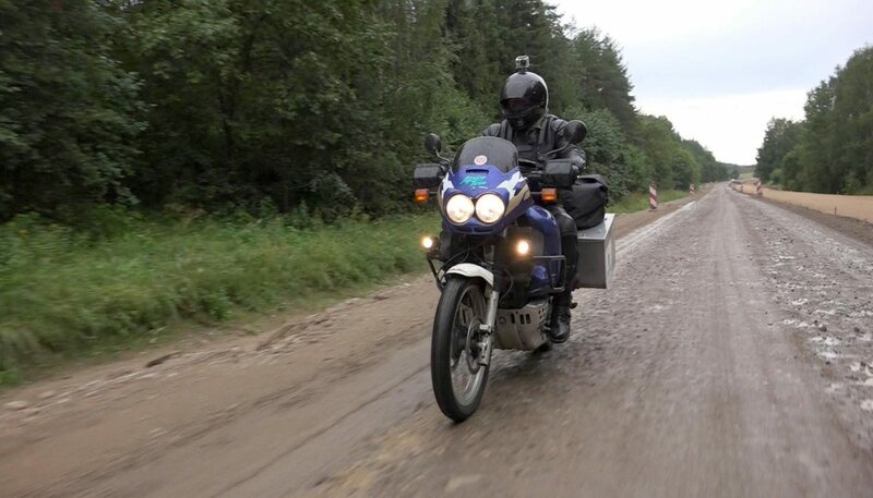 In drei Wochen mit dem Motorrad von Mainz nach Ulan Bator, Axel unterwegs in Polen. – Bild: SWR
