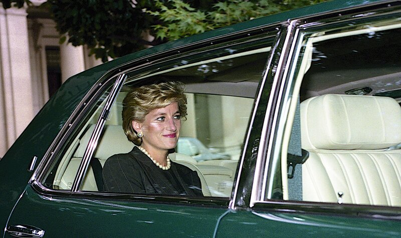 Diana, Princess of Wales leaves the Brazilian Ambassador’s residence enroute to the White House. With her is John Kerr Baron of Kinlochard. Washington DC., September 24, 1996 – Bild: Shutterstock /​ mark reinstein /​ Editorial use only