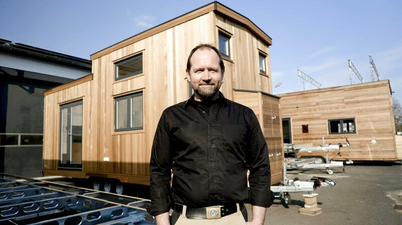 Michael Heller baut mobile Mini-Häuser im Kundenauftrag. – Bild: WDR/​Ansager&Schnipselmann/​Jörg Adams
