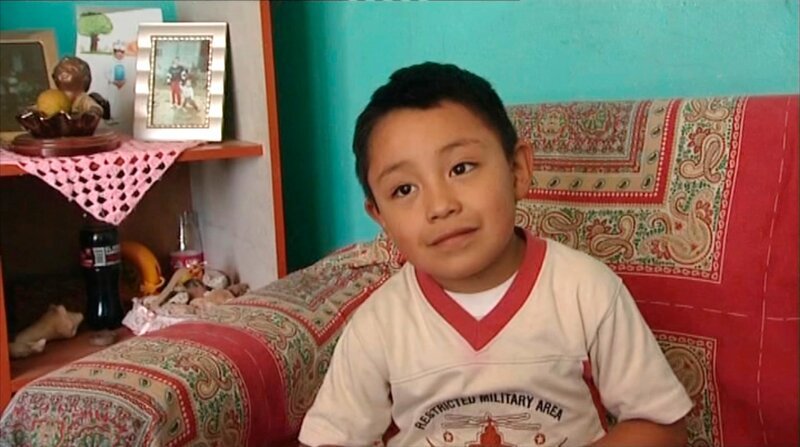 Am 24. April 2009 blickt die Weltöffentlichkeit auf ein kleines Dorf in Mexiko mit Namen La Gloria. Im Blut des 5jährigen Edgar Hernandez wird zum ersten Mal das neue Virus H1N1, die Schweinegrippe nachgewiesen. Der kleine Junge erholt sich. Aber zur selben Zeit, Ende April, sind in Mexiko schon 81 Menschen gestorben. – Bild: ZDF und HR. Am 24. April 2009 blickt die Weltöffentlichkeit auf ein kleines Dorf in Mexiko mit Namen La Gloria. Im Blut des 5jährigen Edgar Hernandez wird zum ersten Mal das neue Virus H1N1, die Schweinegrippe nachgewiesen. Der kleine Junge erholt sich. Aber zur selben Zeit, Ende April, sind in Mexiko schon 81 Menschen gestorben. – Bild: ZDF und HR.