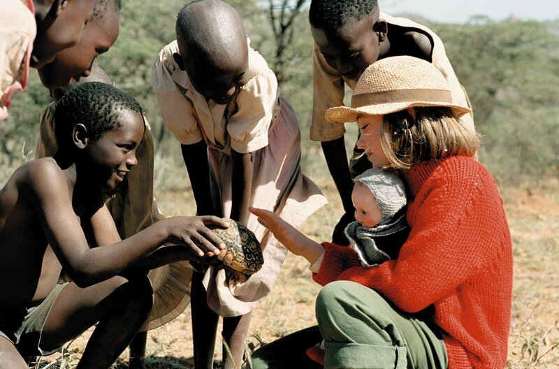 Regina (Lea Kurka) lässt sich schnell auf das neue Leben in Kenia ein und freundet sich mit den Kindern aus dem Dorf an. – Bild: arte