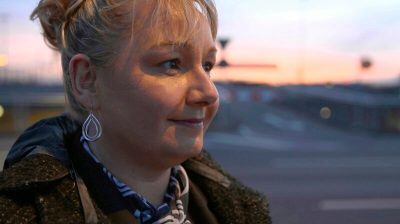 Silke Wimmeroth war Flugbegleiterin bei Germanwings, nun ist sie arbeitslos. – Bild: HR/Katrin Wegner Silke Wimmeroth war Flugbegleiterin bei Germanwings, nun ist sie arbeitslos. – Bild: HR/Katrin Wegner