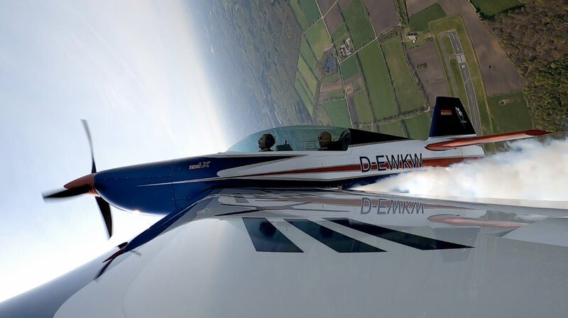 Loopings, Trudeln, Rollen, Kunstflieger Walter Extra sieht NRW aus spektakulären Perspektiven. – Bild: WDR/Ansager & Schnipselmann/Mario Iser Loopings, Trudeln, Rollen, Kunstflieger Walter Extra sieht NRW aus spektakulären Perspektiven. – Bild: WDR/Ansager & Schnipselmann/Mario Iser