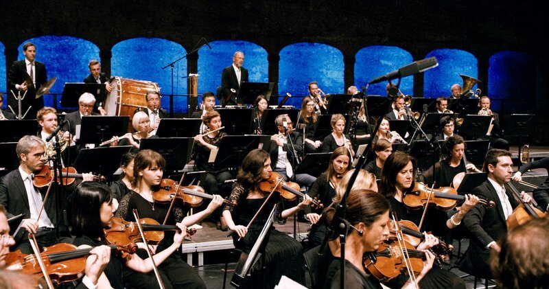 Mozarteum Orchester Felsenreitschule. – Bild: ORF/​Moonlake Entertainment Ltd.