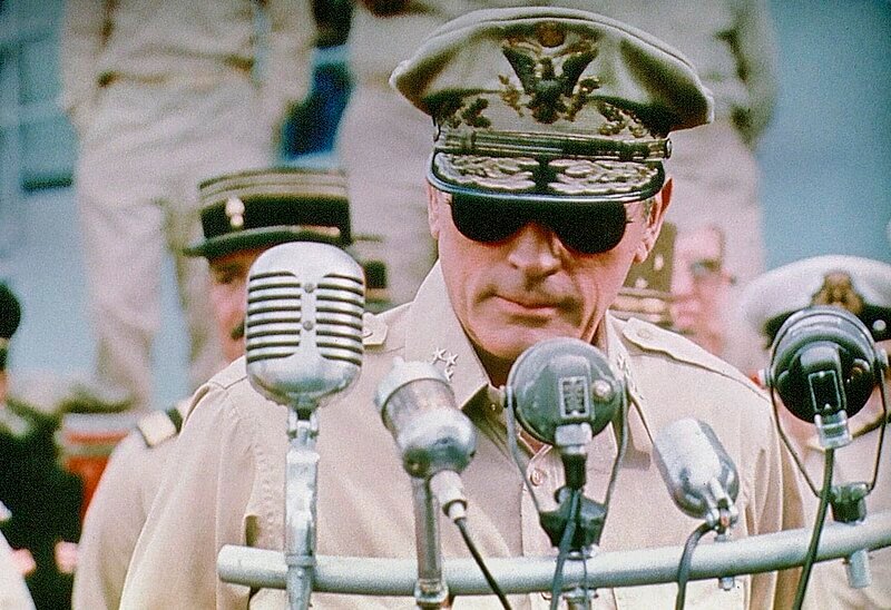 Gregory Peck als General Douglas MacArthur. – Bild: HR/​BR