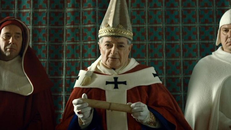 Papst Innozenz III. (Phillipe Laudenbach, M.) soll über die Ordensregel entscheiden. – Bild: Bibel TV