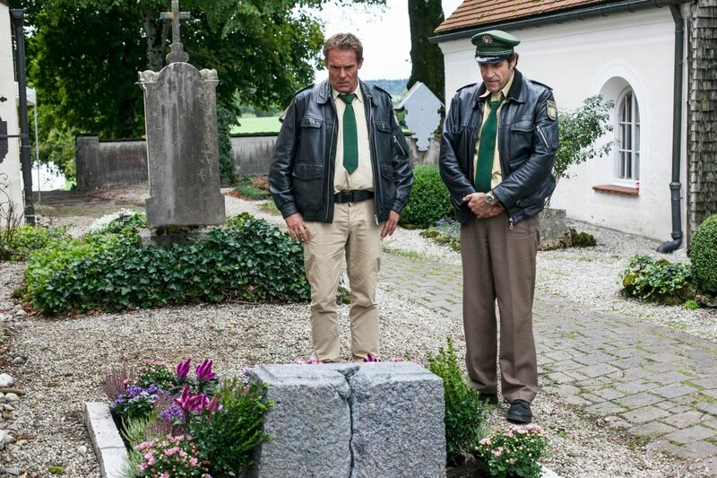 L-R: Franz Hubert (Christian Tramitz) und Johannes Staller (Helmfried von Lüttichau) – Bild: LEONINE Studios /​ Chris Hirschhäuser