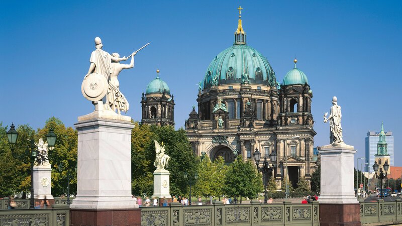 Berliner Dom mit Bruecke – Bild: Berliner Dom/Bibel TV