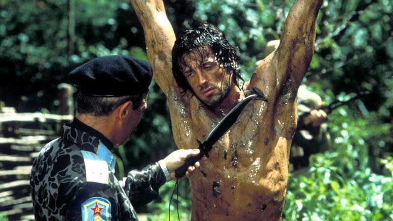 Nach seiner Gefangennahme wird John Rambo (Sylvester Stallone) von den Sowjets, die den wahren Grund seiner Mission herausfinden wollen, gefoltert. – Bild: RTL Zwei