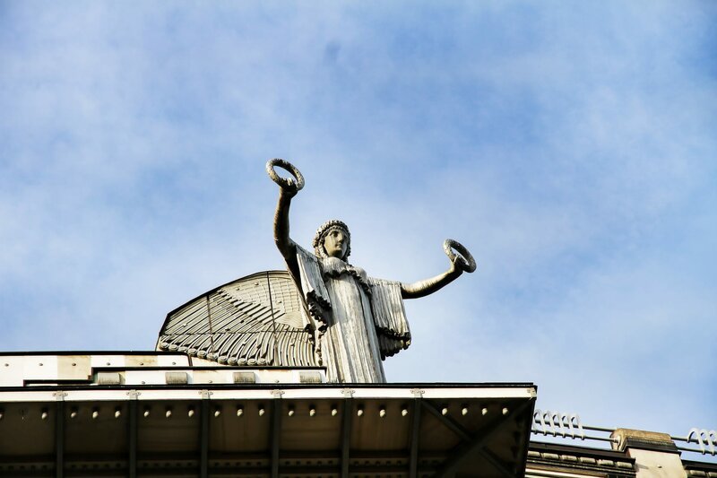 Engelsfigur von Otto Wagner am Dach des Gebäudes Postsparkasse Wien. – Bild: ORF/TV and More/Steininger Engelsfigur von Otto Wagner am Dach des Gebäudes Postsparkasse Wien. – Bild: ORF/TV and More/Steininger