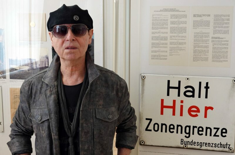 Klaus Meine, Sänger der Band Scorpions, komponierte die Hymne des Mauerfalls: „Wind of Change“. – Bild: phoenix/​ZDF/​Oliver Biebl
