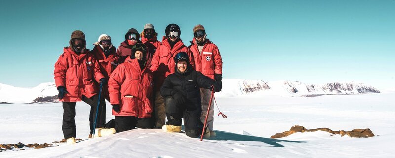 Einsamer Suchtrupp: Das Expeditionsteam aus Geologen, Planetenforschern und Bergführern ist wochenlang völlig auf sich allein gestellt. – Bild: SWR/Alexander Gerst/ESA Einsamer Suchtrupp: Das Expeditionsteam aus Geologen, Planetenforschern und Bergführern ist wochenlang völlig auf sich allein gestellt. – Bild: SWR/Alexander Gerst/ESA
