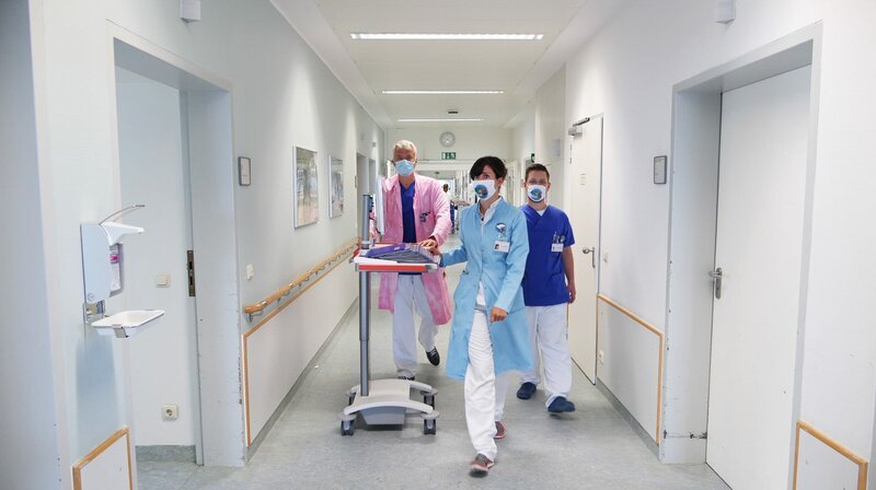 Prof Andreas Sturm und Bunte Kittel, DRK Berlin. – Bild: SWR