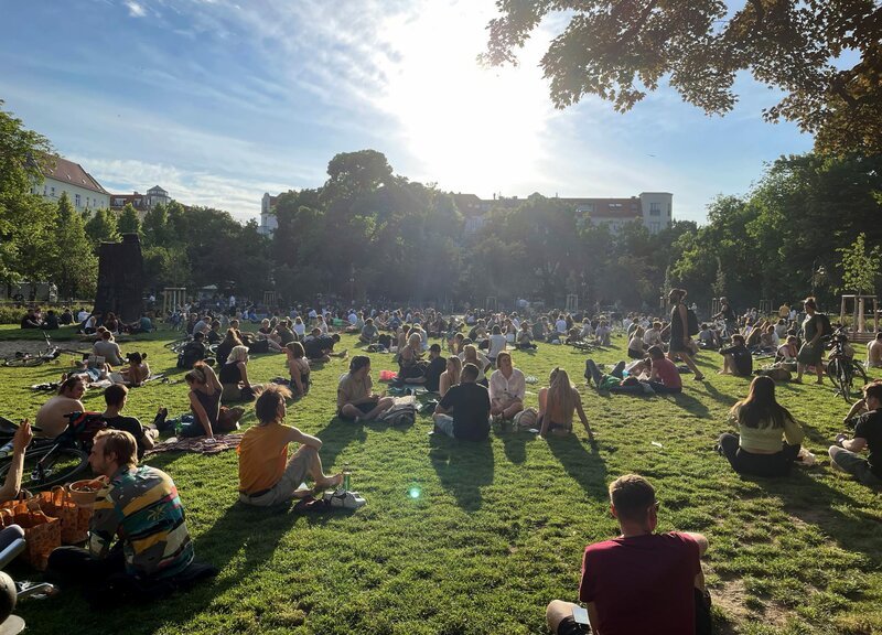 Der Boxhagener Platz – von vielen liebevoll „Boxi“ genannt – ist das Herzstück eines bunten Kiezes mit bewegter Geschichte: Früher Arbeitergegend, dann Nachbarschaft der Hausbesetzer, heute Schmelztiegel. Die Doku „Smart Berlin – Der Boxi“ ist ein Porträt dieses besonderen Kiezes durch die Augen seiner Bewohnerinnen und Bewohner. Denn die übernehmen hier ein Stück weit die Regie per Smartphone. – An Sommertagen kommt Festivalstimmung auf. – Bild: rbb/​Anja Widell