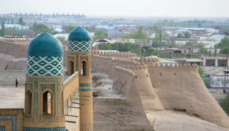 Blick auf die Stadtmauer von Khiva. – Bild: ZDF und NDR/​Andrzej Król.