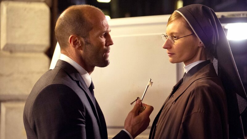 Joey (Jason Statham) und die Nonne Cristina (Agata Buzek) – Bild: RTL Zwei