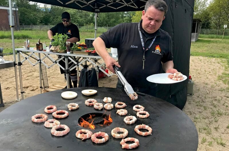 Eine Planscha darf in der Ausrüstung eines Profi-Grillers nicht fehlen. – Bild: NDR/produktion clipart Eine Planscha darf in der Ausrüstung eines Profi-Grillers nicht fehlen. – Bild: NDR/produktion clipart