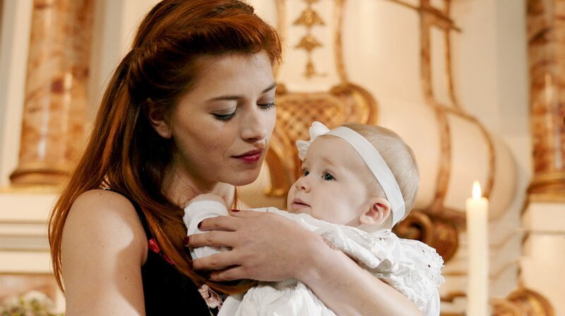 Isabell (Merisha Husagic) bei der Taufe ihrer Nichte Emma (Jette Elina Dieckmann). Weiteres Bildmaterial finden Sie unter www.br-foto.de. – Bild: BR/​HMS