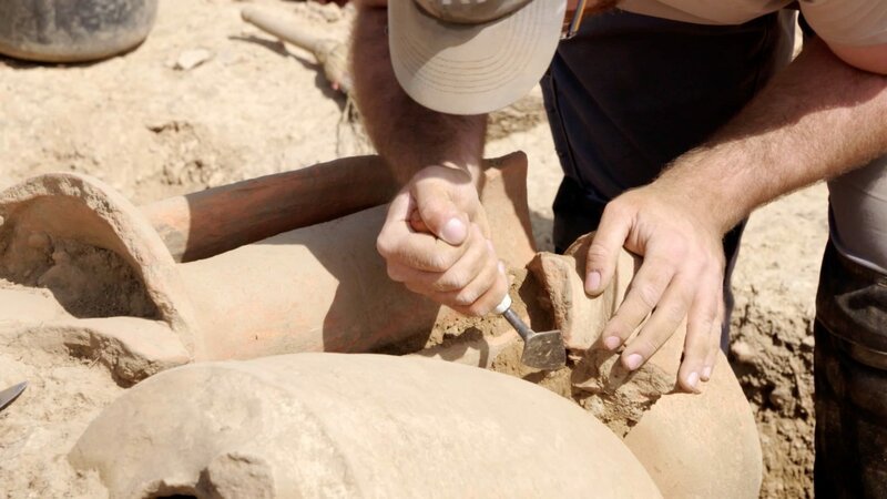 Bei Ausgrabungen werden immer wieder Reste römischer Amphoren gefunden. Ein Beleg für den regen Handel zwischen Galliern und Römern. – Bild: ZDF und Philippe Tourancheau.