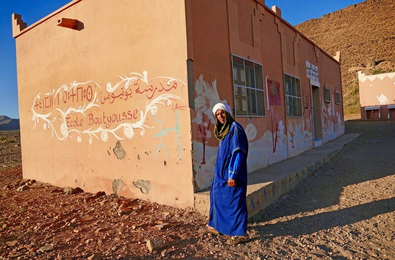 Mitbegründer Lahcen Ahansal vor der Wüstenschule. – Bild: phoenix/​SWR/​Mouhcine El Ghomri