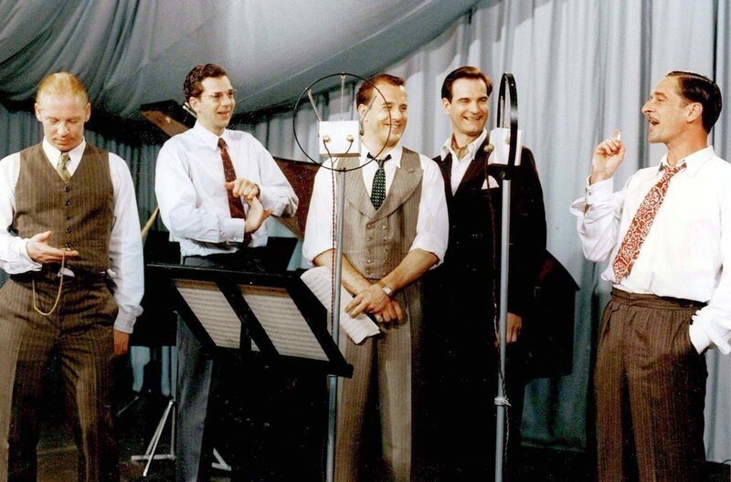 Berlin, 1927: Robert (Ben Becker), Erwin (Kai Wiesinger), Roman (Heino Ferch), Erich (Heinrich Schafmeister), Ari (Max Tidof) und Harry (Ulrich Noethen, v.l.) erobern mit ihrem A-cappella-Sextett rasch die Bühnen in ganz Europa. – Bild: arte Berlin, 1927: Robert (Ben Becker), Erwin (Kai Wiesinger), Roman (Heino Ferch), Erich (Heinrich Schafmeister), Ari (Max Tidof) und Harry (Ulrich Noethen, v.l.) erobern mit ihrem A-cappella-Sextett rasch die Bühnen in ganz Europa. – Bild: arte