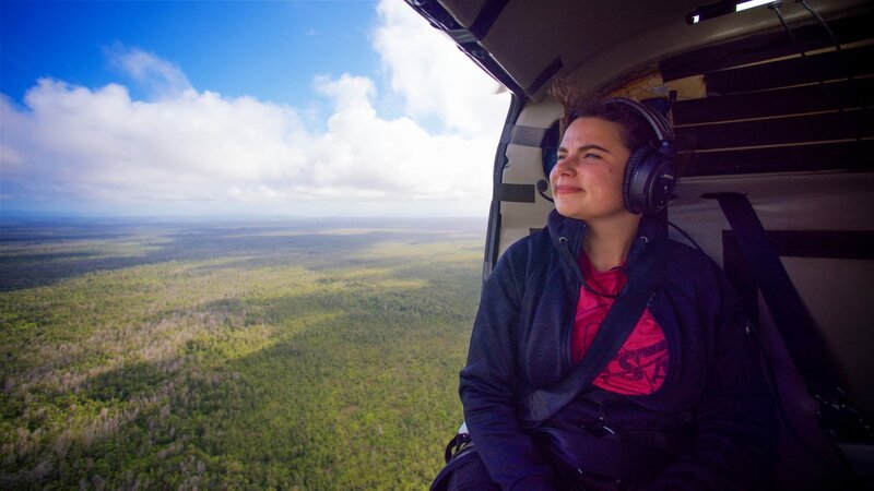 Dr. Hannah Wakeford auf dem Weg zum Krater des Vulkans Pu’u ‚O‘o auf Hawaii. – Bild: ZDF und Robert Hollingworth./​Robert Hollingworth