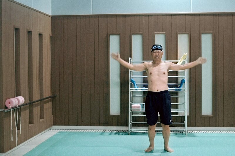 „Ohne Hobbys ist man verloren. Man braucht mindestens zwölf davon.“ Eines von Yamadas Hobbys wurde das Schwimmen. – Bild: ARTE/​SSR /​ © Hugofilm Productions/​Nikolai von Graevenitz
