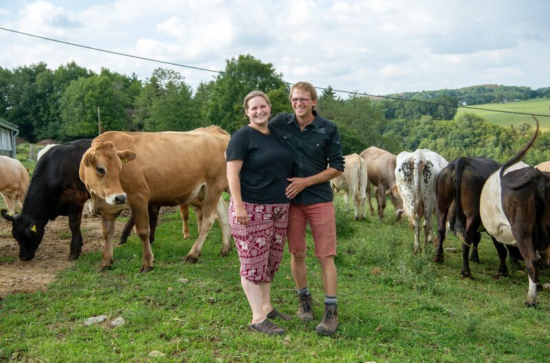 Gastgeber Lukas und Miriam Tölkes auf dem Gut Fussberg in Ruppichteroth. – Bild: WDR/​Melanie Grande